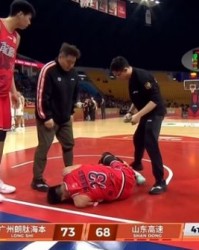 kaiyun-惨烈！郭艾伦突发受伤，抱着左膝痛苦倒地，被担架车送出场